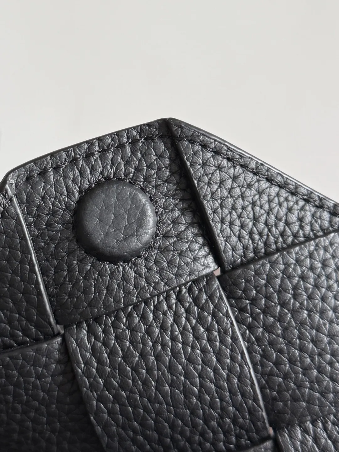 Batch 2220 BOTTEGA VENETA Bottega Veneta's 2025 new product Diago large cross-body bag is newly released [Celebration] [Celebration] The combination of pragmatism and Diago craftsmanship, high-quality leather with natural texture, soft and thick to the touch, different gloss refracted under different lights, flat The shape is clean and neat, there is no big logo, but it exudes calmness and nobility from any angle. The interior capacity is enough, and two power banks can be easily accommodated. There is also a small zippered pocket, which is especially suitable for easy-to-lose items such as access control cards. It is a bag that is both beautiful and practical👜 Style number: 815796 Size: 32*21.5*5cm Color: black
